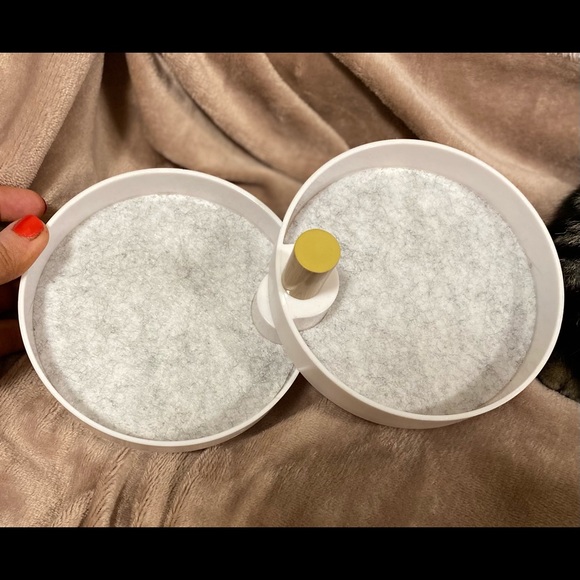 Brand new jewelry tri-circular jewelry holder with ring holder. Has 3 tiers. - Picture 2 of 5